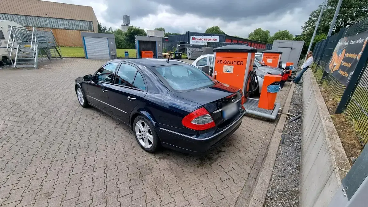 Gebraucht Mercedes E220 170 PS (125 kW) 2008 Blau Limousine