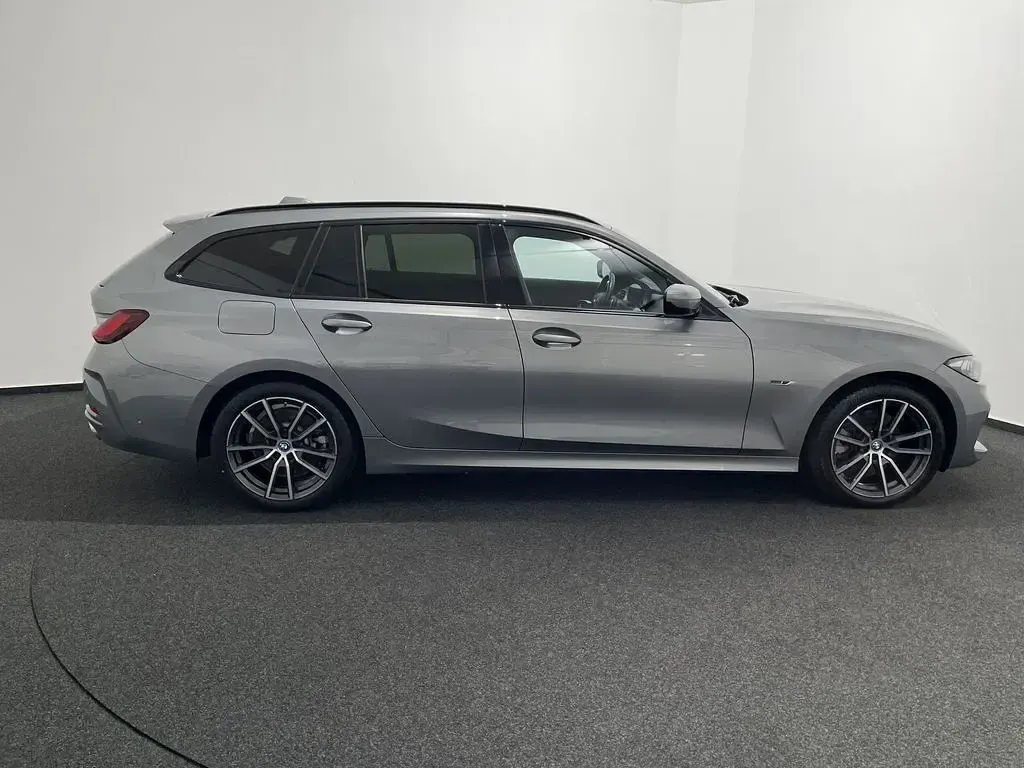 Gebraucht BMW 330e Sport Line 292 PS (214 kW) 2023 Grau Kombi