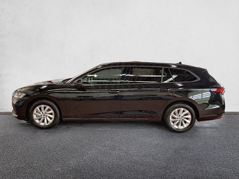 Gebraucht Skoda Superb Essence 150 PS (110 kW) 2024 Onyxschwarz metallic met. Kombi