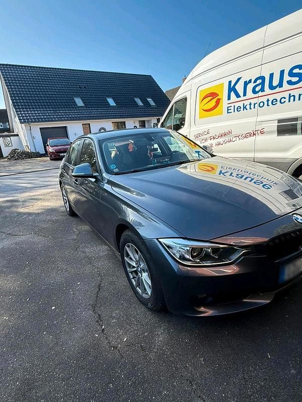 Gebraucht BMW 318 143 PS (105 kW) 2012 Grau Limousine