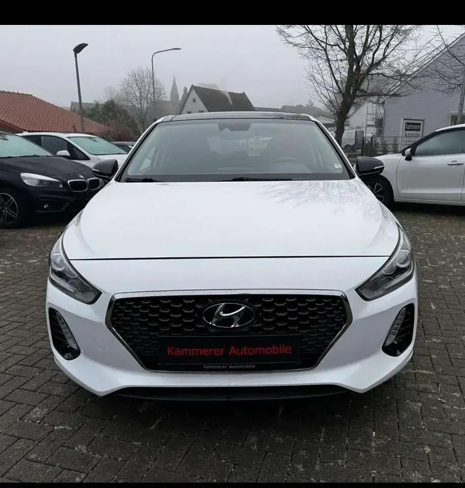 Gebraucht Hyundai i30 Intro Edition 140 PS (102 kW) 2017 Weiß Kleinwagen