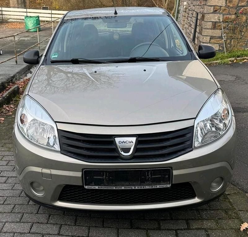 Grau Gebraucht 2009 Dacia Sandero Limousine | 2.500 € - Bild 1/4