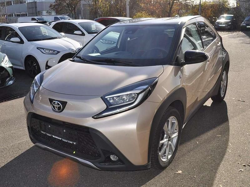 Ginger beige black mica Gebraucht 2022 Toyota Aygo X-plore Kleinwagen | 16.950 € (Fairer Preis) - Bild 1/4