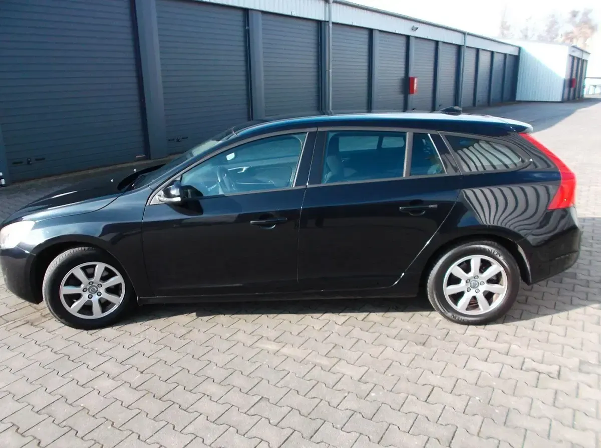 Używany Volvo V60 150 KM (110 kW) 2012 Czarny Kombi