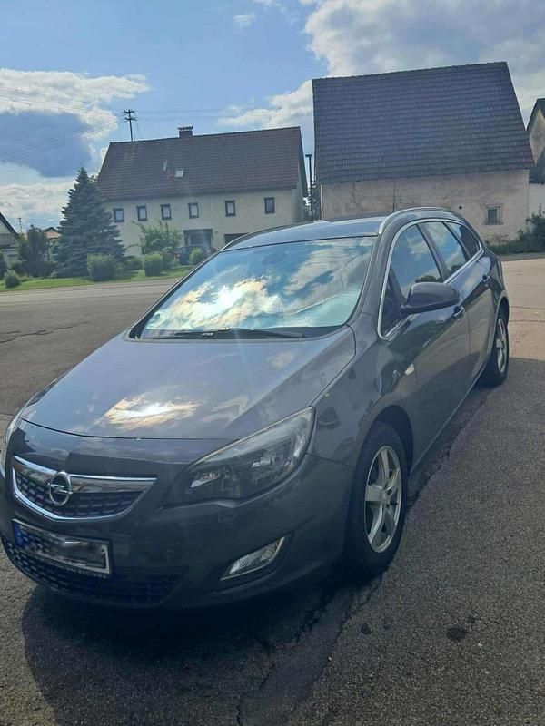 Braun Gebraucht 2011 Opel Astra Sport Kombi | 3.500 € (Guter Preis) - Bild 1/4