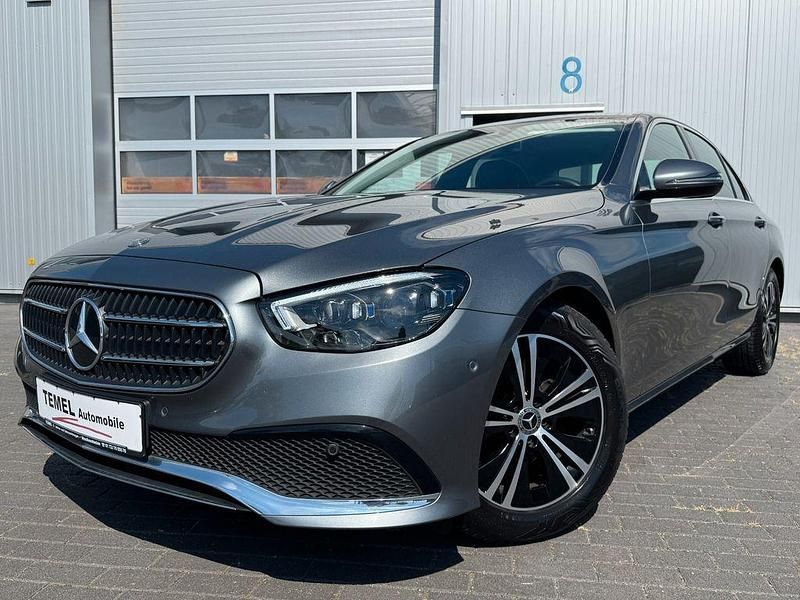 Grau Gebraucht 2020 Mercedes E200 Avantgarde Limousine | 31.890 € (Teuer) - Bild 1/4