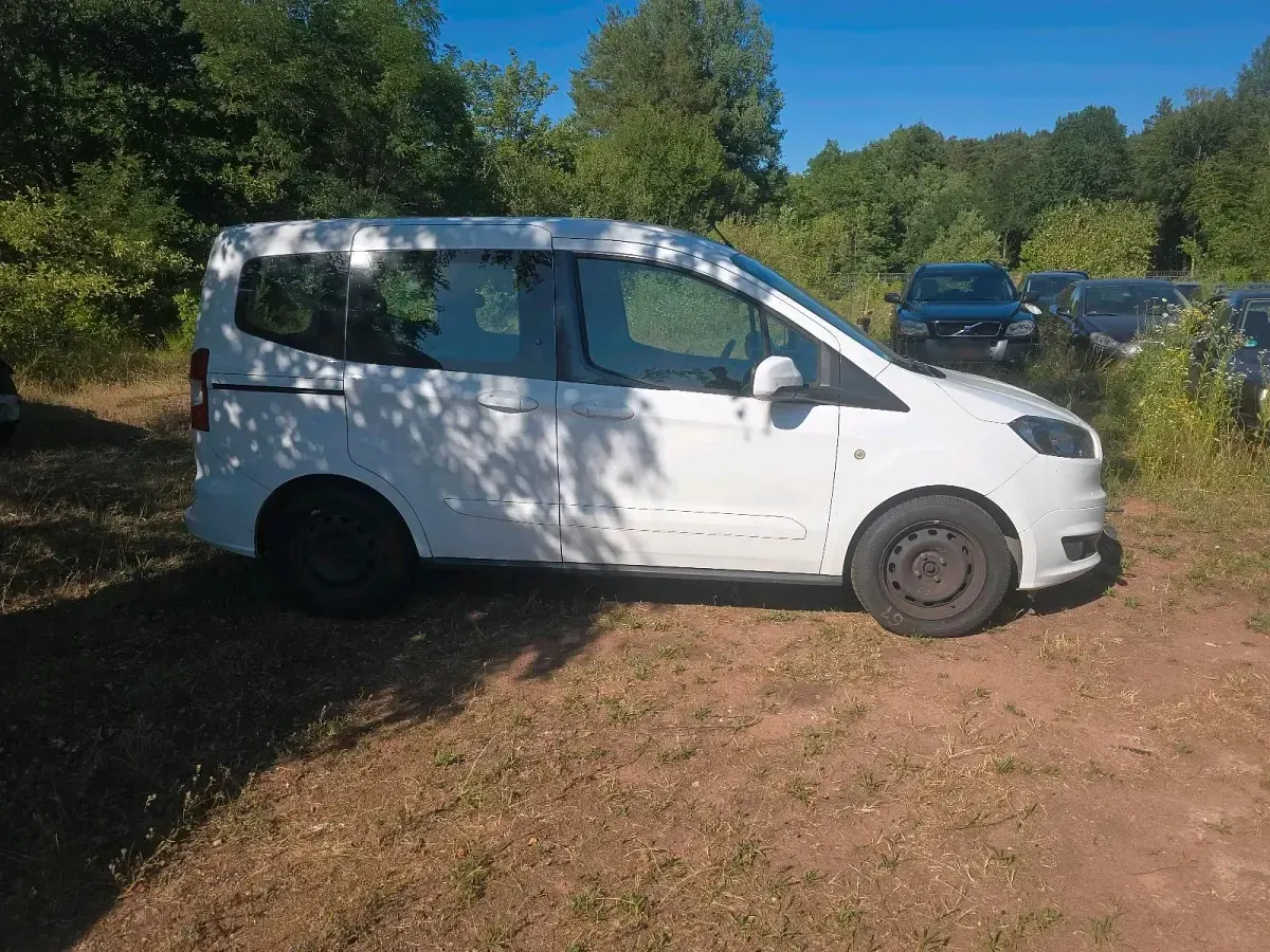 Gebraucht Ford Tourneo Courier 100 PS (73 kW) 2017 Weiß Van / Kleinbus
