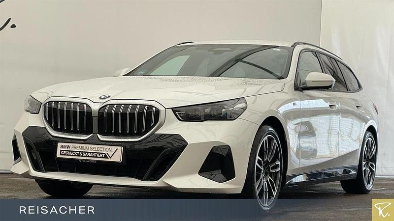 Mineralweiß metallic Gebraucht 2025 BMW 520 Comfort Edition Kombi | 54.349 € (Superpreis) - Bild 1/4