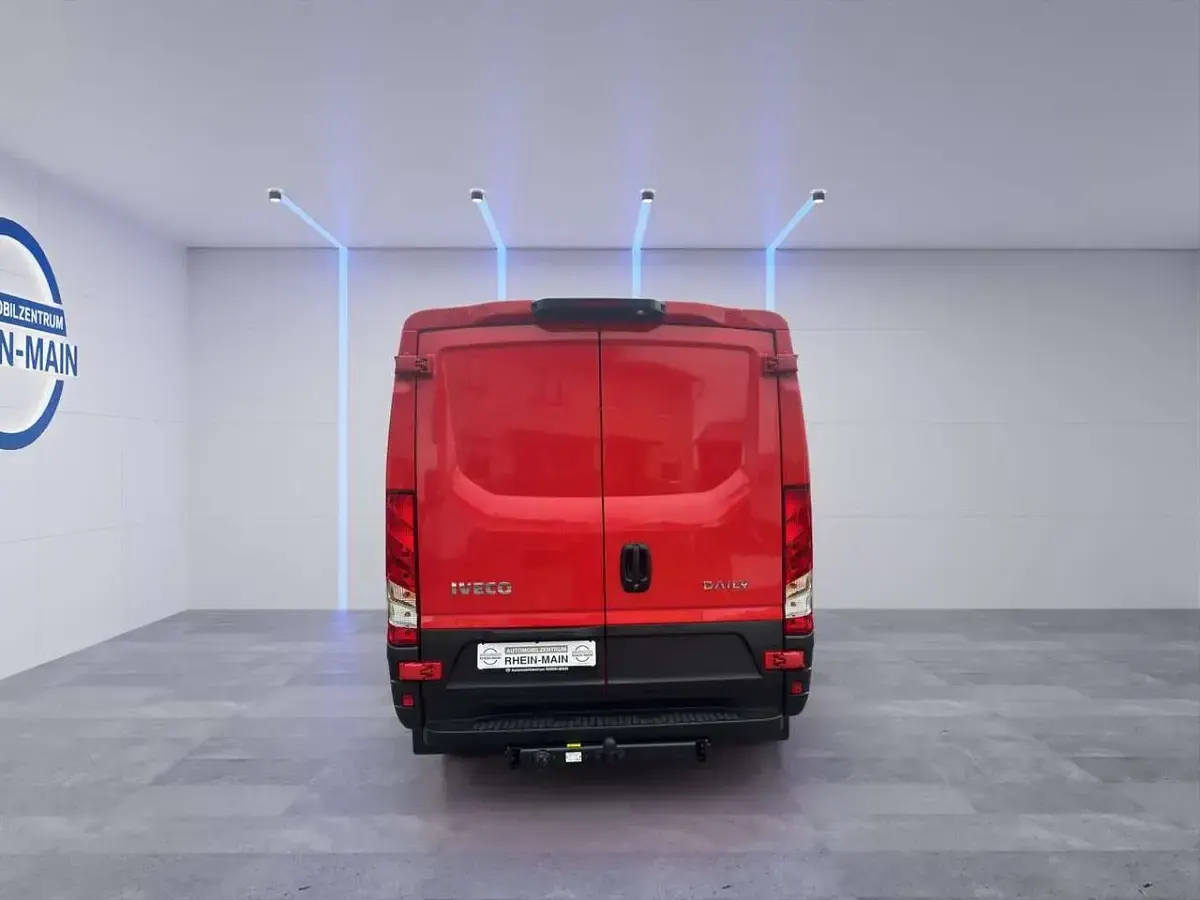 Second-hand Iveco Daily 155 CP (114 kW) 2022 Roșu Monovolum