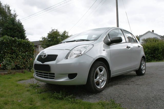Silber metallic Gebraucht 2008 Toyota Yaris Sol Kleinwagen | 3.000 € (Fairer Preis) - Bild 1/4