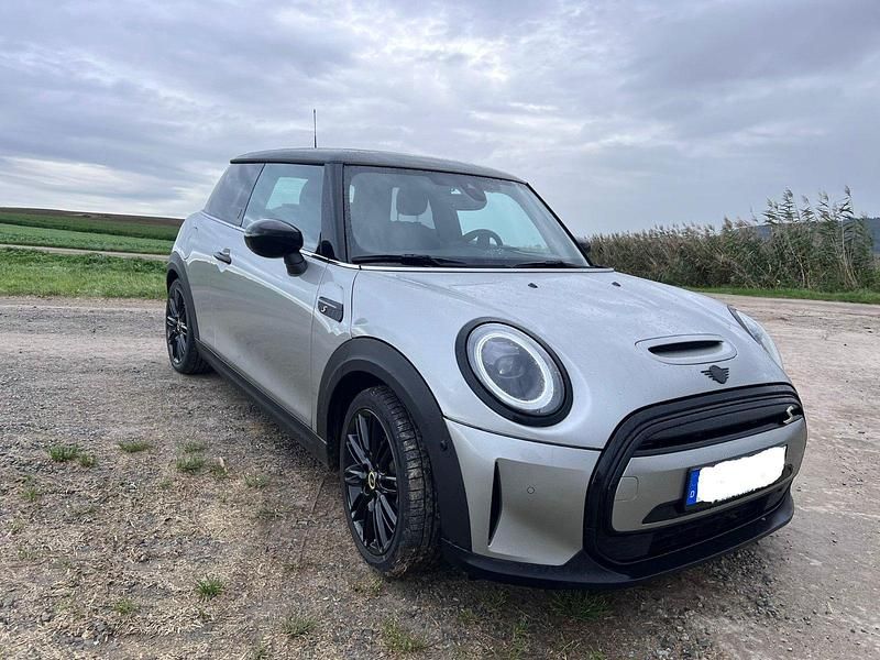 Schwarz Gebraucht 2023 Mini Cooper SE Kleinwagen | 25.000 € - Bild 1/4