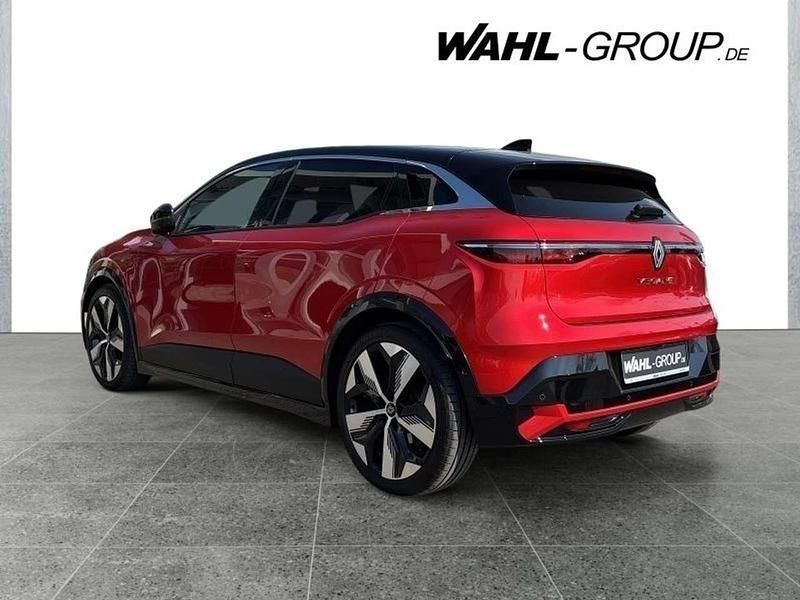 Używany Renault Megane E-Tech Techno 160 kW (218 KM) 2023 Czerwony Sedan/Limuzyna