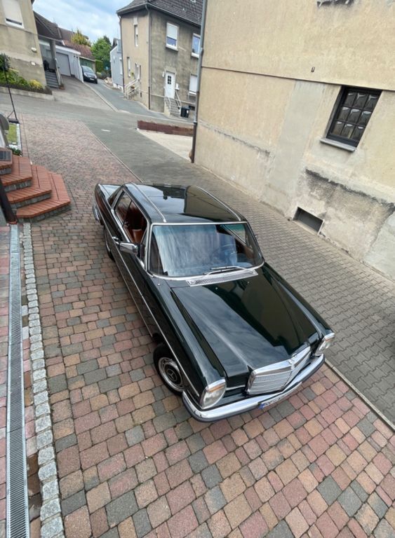 Grün Gebraucht 1974 Mercedes W114 Coupé | 20.000 € - Bild 1/4