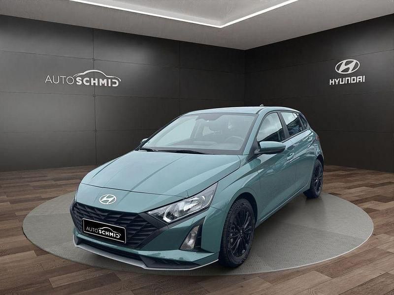 Mangrove green / mic Gebraucht 2024 Hyundai i20 Select Kleinwagen | 16.580 € (Fairer Preis) - Bild 1/4