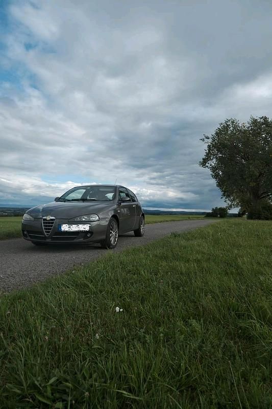 Grau Gebraucht 2007 Alfa Romeo 147 Kleinwagen | 999 € (Guter Preis) - Bild 1/4