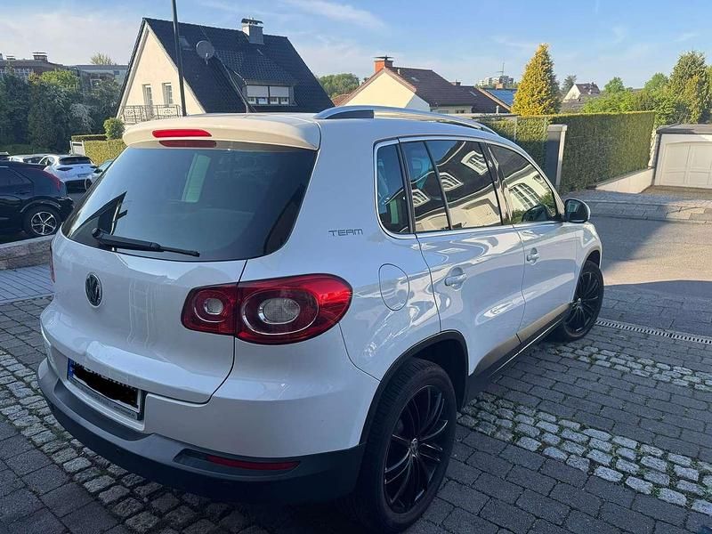 Weiß Gebraucht 2011 VW Tiguan Team SUV | 12.950 € (Teuer) - Bild 1/4