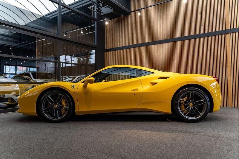 Second-hand Ferrari 488 672 CP (494 kW) 2018 Galben Coupe