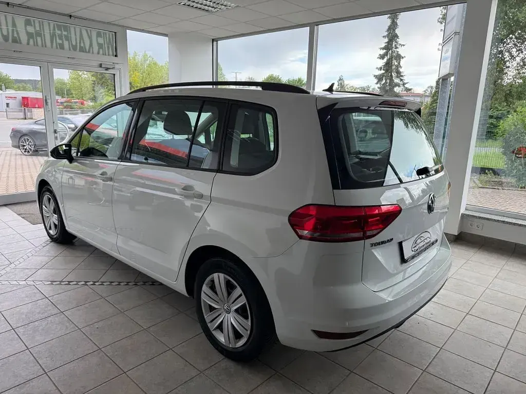 Gebraucht VW Touran Business 116 PS (85 kW) 2017 Weiß Van / Kleinbus