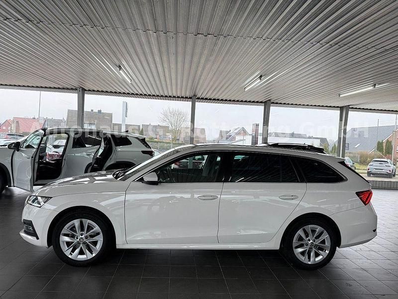 Weiß Gebraucht 2023 Skoda Octavia Style Kombi | 25.110 € (Fairer Preis) - Bild 1/4