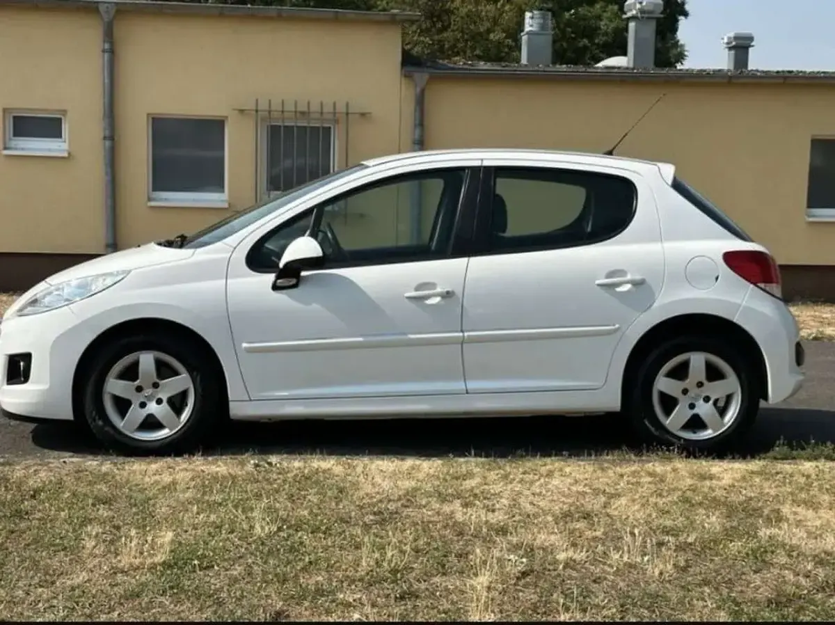 Gebraucht Peugeot 207 109 PS (80 kW) 2012 Kleinwagen