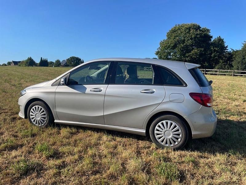 Grau Gebraucht 2015 Mercedes B200 Van / Kleinbus | 10.250 € (Fairer Preis) - Bild 1/4