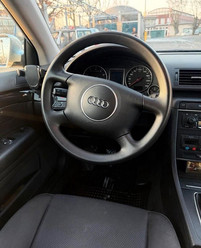 Używany Audi A4 2003 Srebrny Sedan/Limuzyna