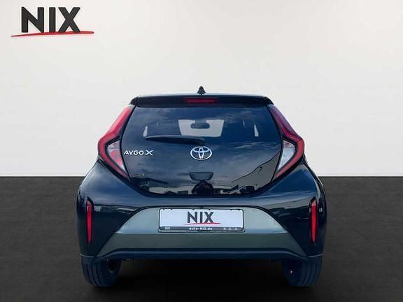 Gebraucht Toyota Aygo X Basis 72 PS (52 kW) 2023 Cardamon green metallic/ night sky black SUV