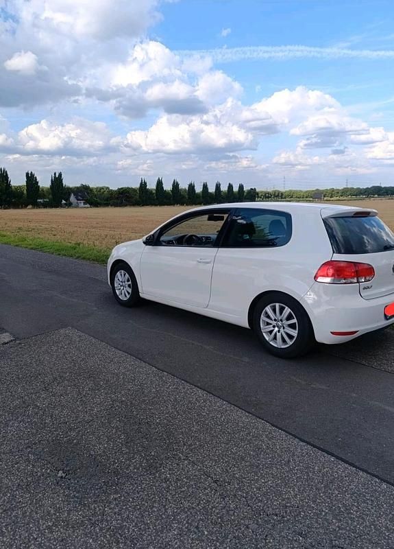 Weiß Gebraucht 2009 VW Golf VI Comfortline Kleinwagen | 2.600 € (Guter Preis) - Bild 1/4