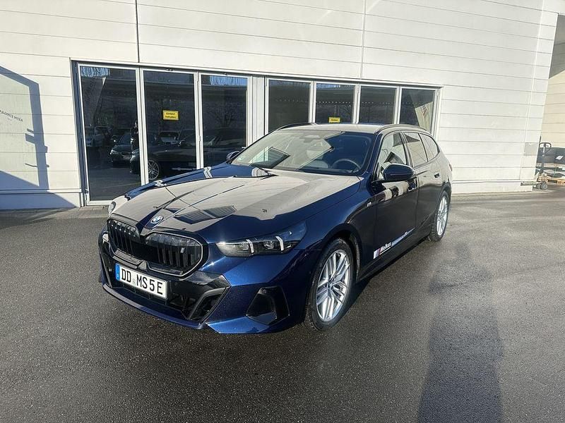 Blau Gebraucht 2024 BMW i5 Sport Line Limousine | 67.890 € (Fairer Preis) - Bild 1/4