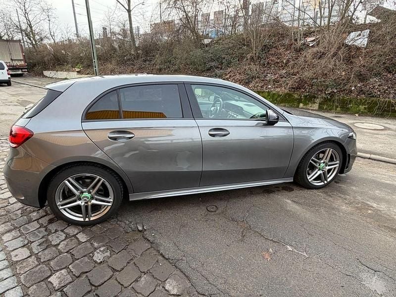 Gebraucht Mercedes A200 AMG line 163 PS (119 kW) 2019 Grau Limousine