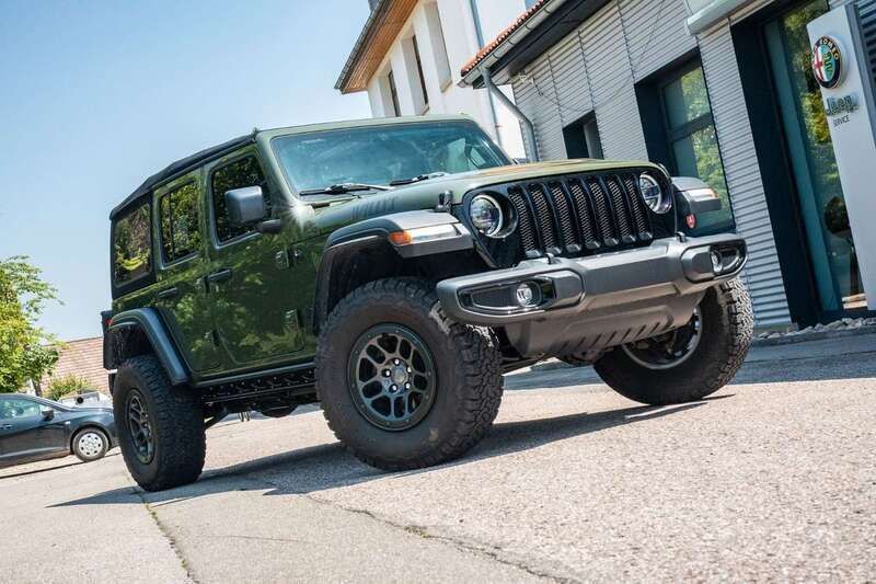 Grün Gebraucht 2023 Jeep Wrangler SUV | 57.990 € (Etwas zu teuer) - Bild 1/4