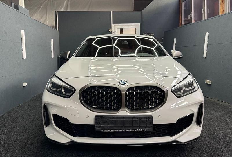 Weiß Gebraucht 2022 BMW M135 Performance Kleinwagen | 32.111 € (Guter Preis) - Bild 1/4