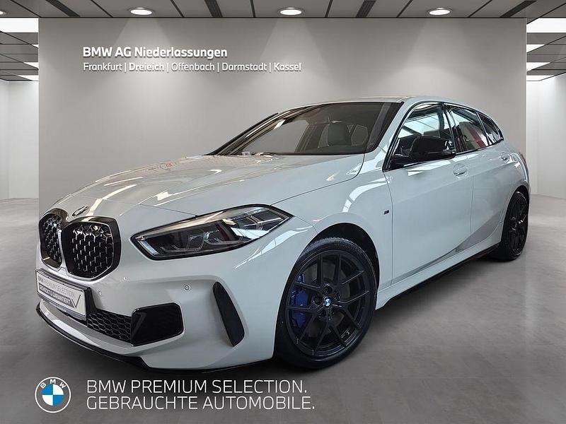Weiß Gebraucht 2022 BMW M135 Comfort Edition Kleinwagen | 33.360 € (Fairer Preis) - Bild 1/4