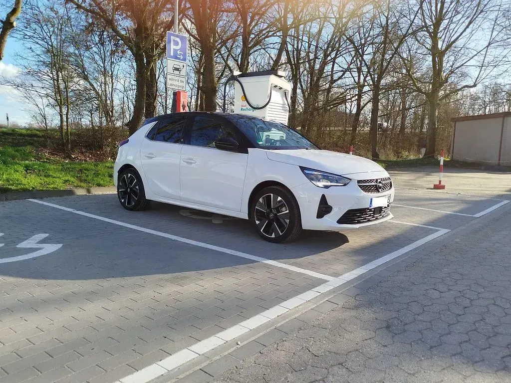 Gebraucht Opel Corsa-e Ultimate 100 kW (136 PS) 2023 Weiß Kleinwagen