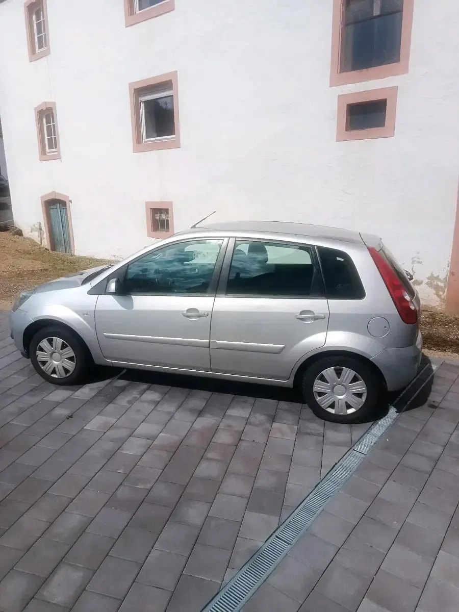 Gebraucht Ford Fiesta 80 PS (58 kW) 2007 Grau Kleinwagen