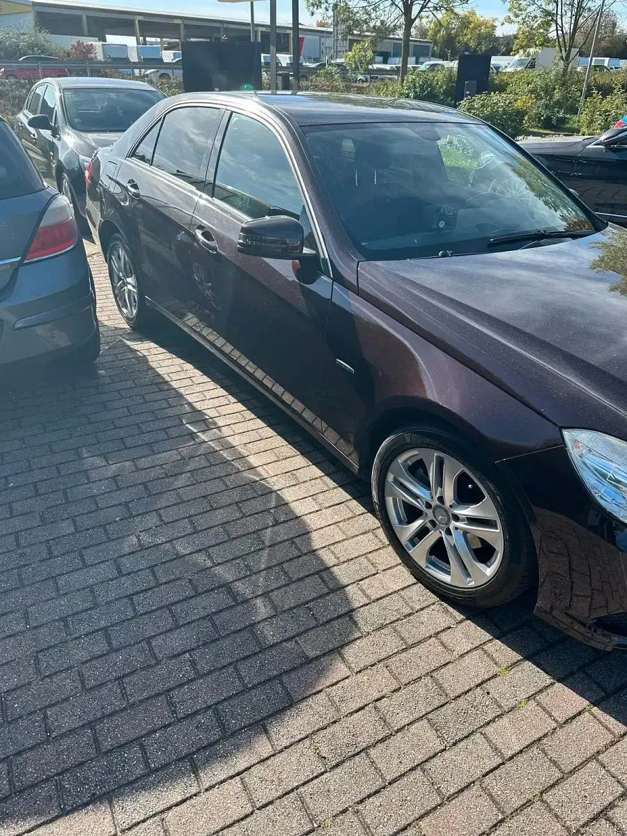 Gebraucht Mercedes E200 136 PS (100 kW) 2009 Rot Limousine