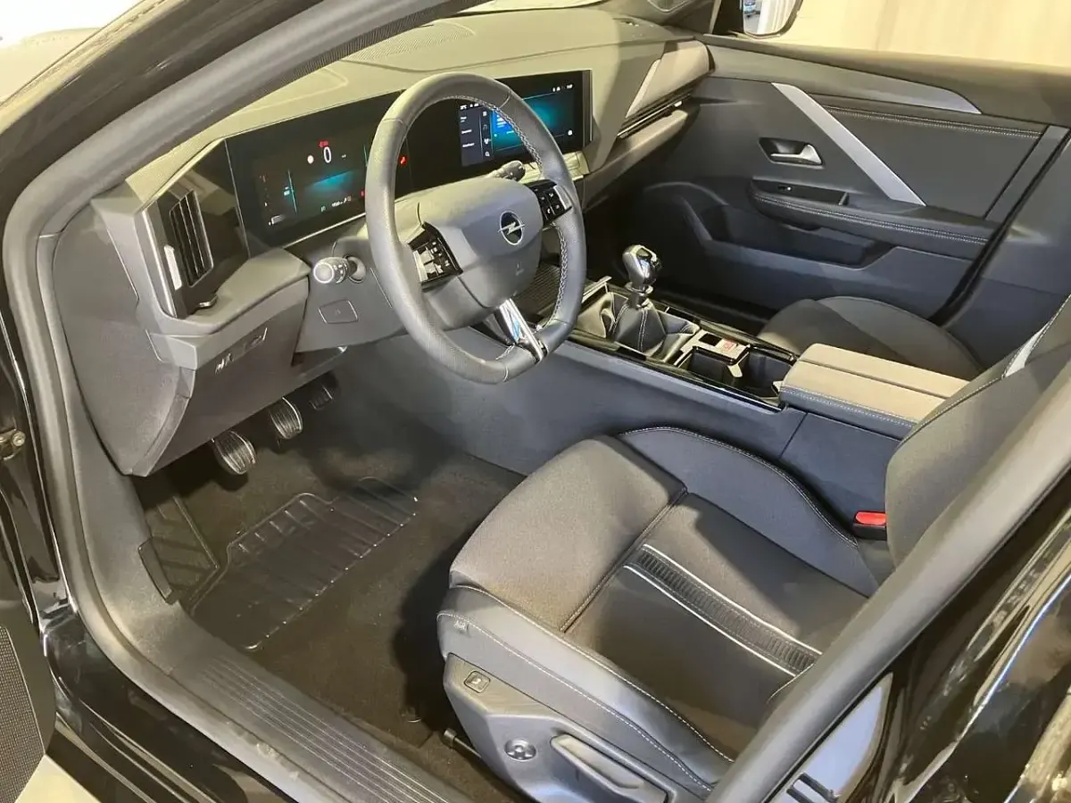 Second-hand Opel Astra 131 CP (96 kW) 2024 Negru Break