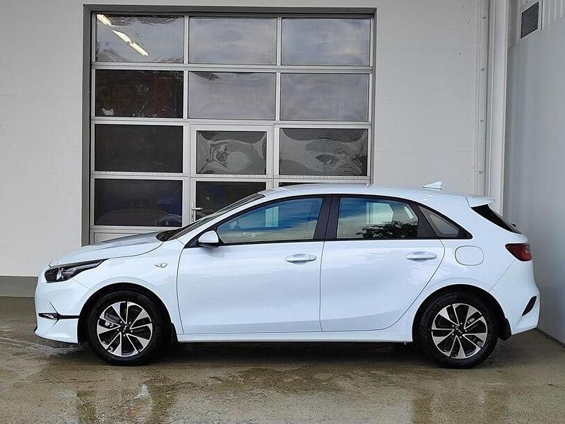 Neu Kia Ceed Play 101 PS (74 kW) 2025 Casa white Kleinwagen