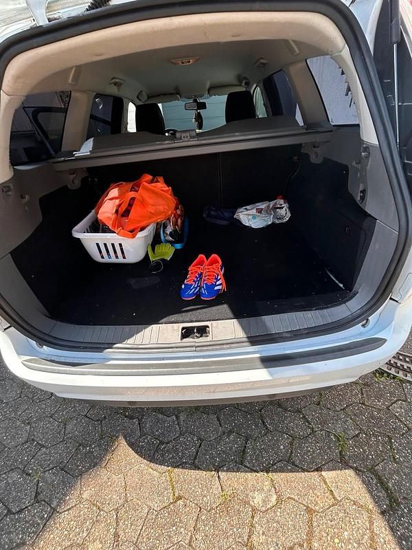 Weiß Gebraucht 2010 Ford Focus Kombi | 3.890 € (Fairer Preis) - Bild 1/4