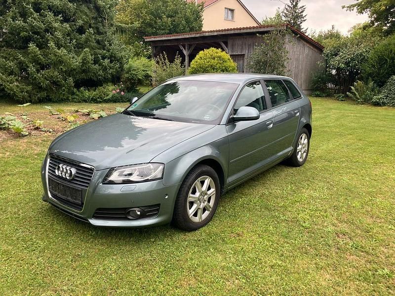 Grau Gebraucht 2010 Audi A3 Sportback Ambiente Limousine | 3.699 € (Superpreis) - Bild 1/4