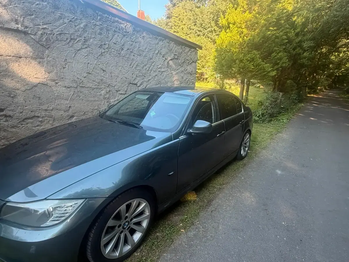 Gebraucht BMW 318 143 PS (105 kW) 2010 Grau Limousine
