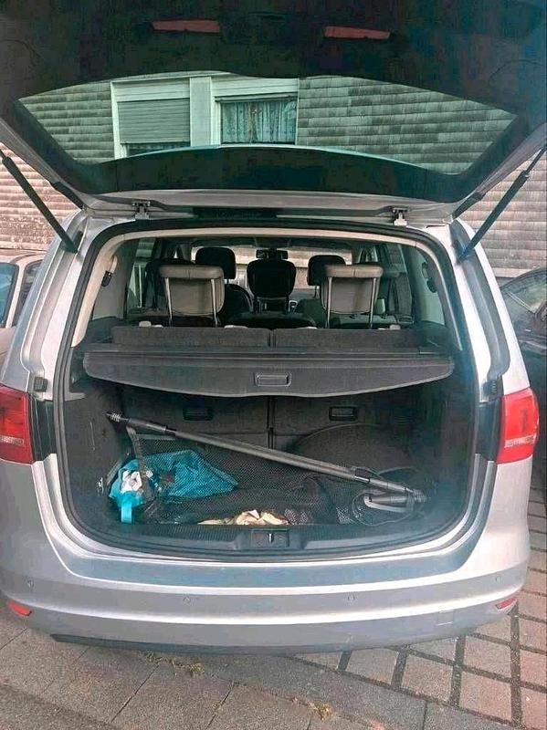 Second-hand VW Sharan 140 CP (102 kW) 2013 Argintiu Monovolum