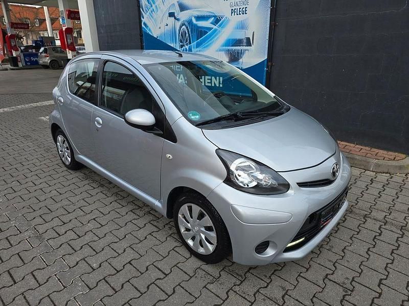 Gebraucht Toyota Aygo Cool 68 PS (50 kW) 2014 Silber Kleinwagen