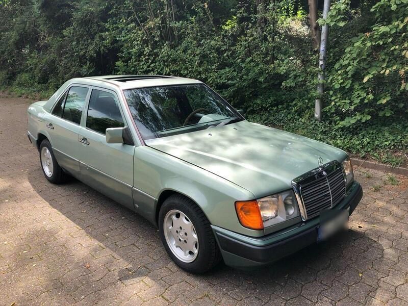 Grün Gebraucht 1989 Mercedes E230 Limousine | 7.900 € - Bild 1/4