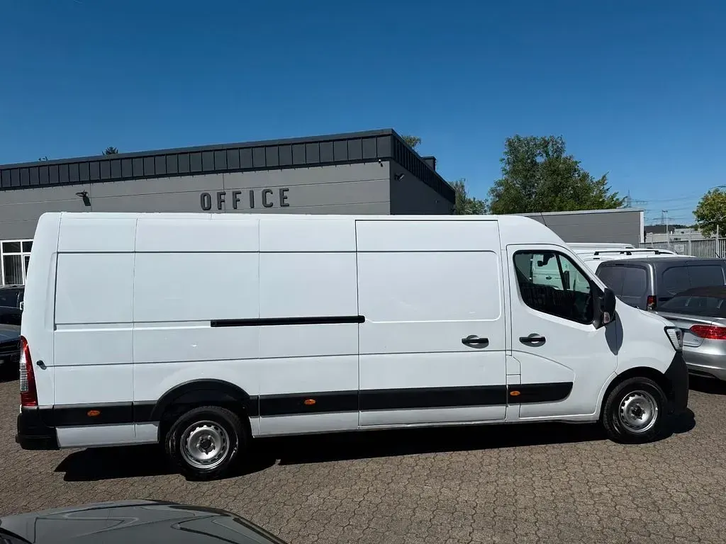 Second-hand Renault Master 145 CP (106 kW) 2023 Alb Monovolum