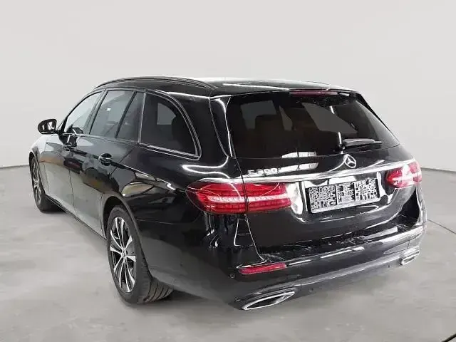 Używany Mercedes E300 211 KM (155 kW) 2021 Czarny Sedan/Limuzyna