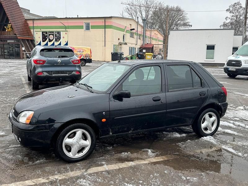Schwarz Gebraucht 2001 Ford Fiesta Ghia Kleinwagen | 1.400 € (Teuer) - Bild 1/4