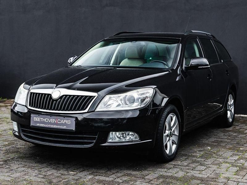 Schwarz Gebraucht 2009 Skoda Octavia Elegance Kombi | 2.499 € - Bild 1/4