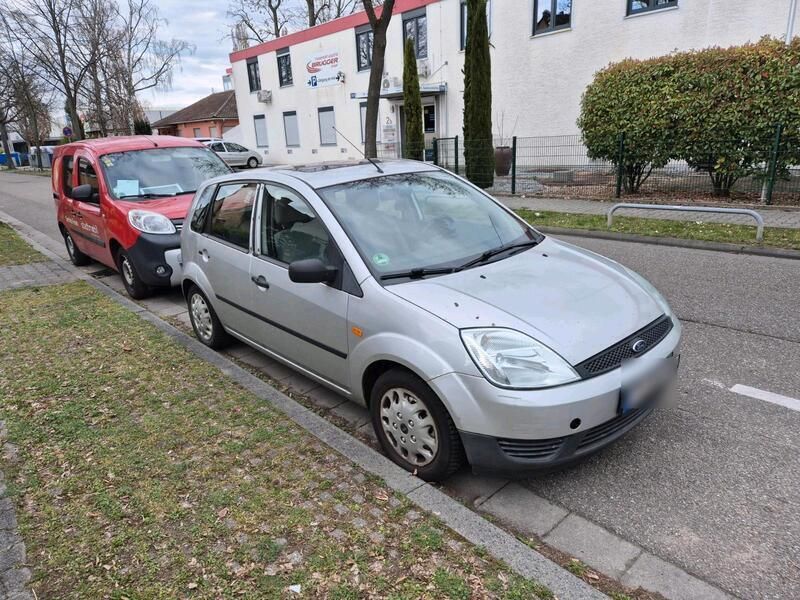 Silber Gebraucht 2002 Ford Fiesta Kleinwagen | 400 € (Superpreis) - Bild 1/4