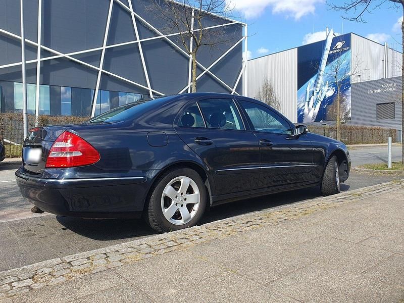Gebraucht Mercedes E200 Elegance 163 PS (119 kW) 2004 Blau Limousine